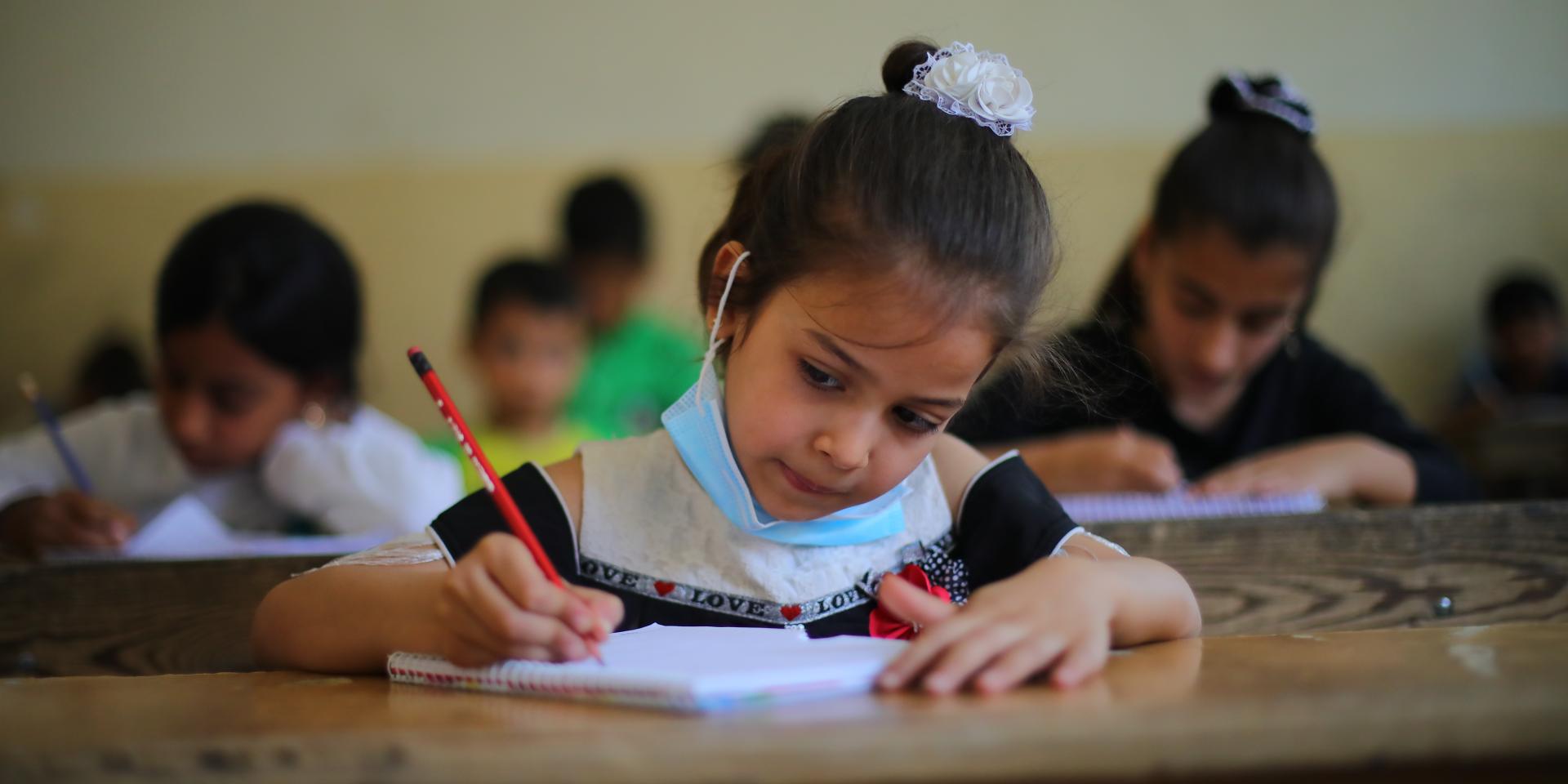 Amal, 7 anni, mentre partecipa ad un programma di educazione supportato da Save the Children a Raqqa, in Siria. Amal è scappata dalla sua città natale a causa della guerra.