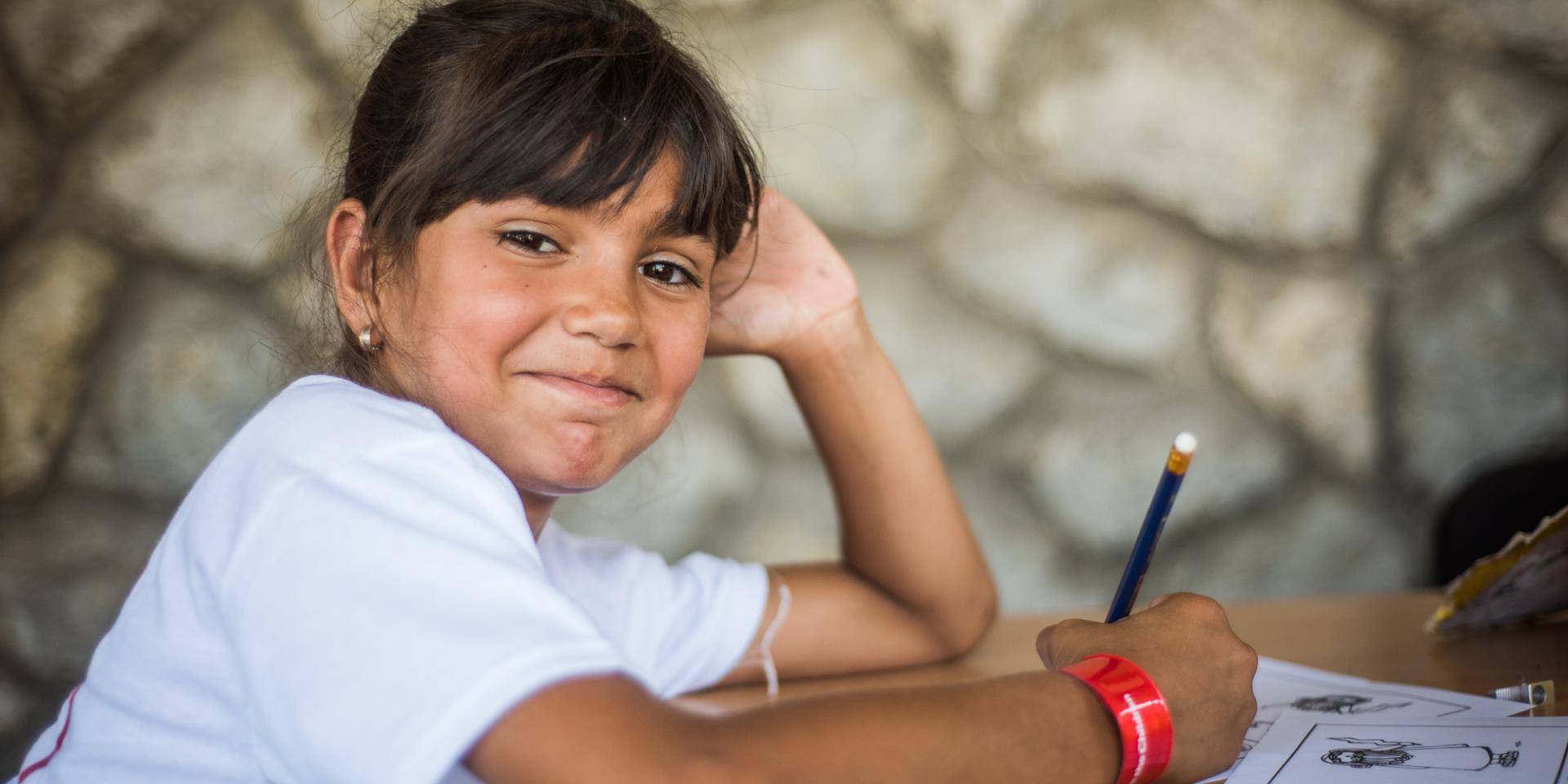 Una bambina svolge attività ricreative in un centro di Save the Children in Bosnia Erzegovina che fornisce educazione, pasti caldi e momenti di svago e gioco a bambine e bambini che vivono in condizioni di vulnerabilità