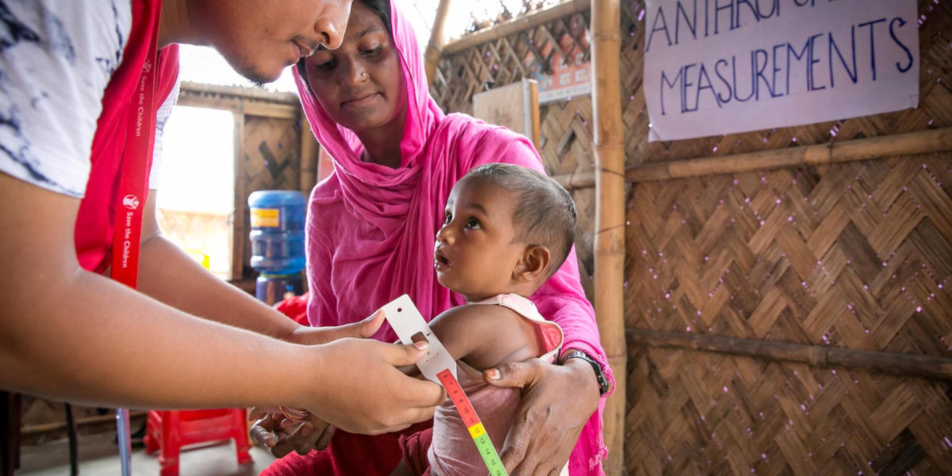 Un operatore durante una visita di controllo della piccola M., guarita dalla malnutrizione, nel campo di Cox Bazar, Bangladesh