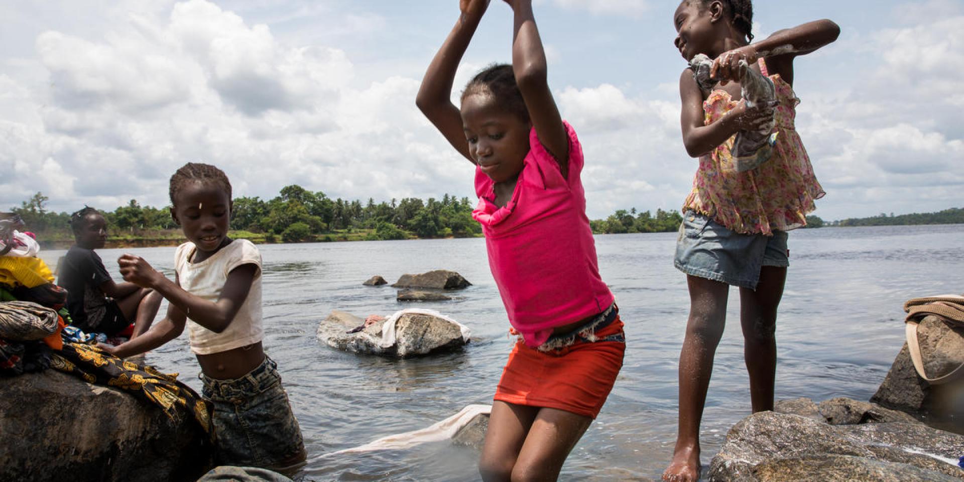 In un villaggio della Liberia 800 bambine sono state chiamate Alice in onore dell’ostetrica che le ha aiutate a nascere. Nella foto alcune bambine che portano il suo nome