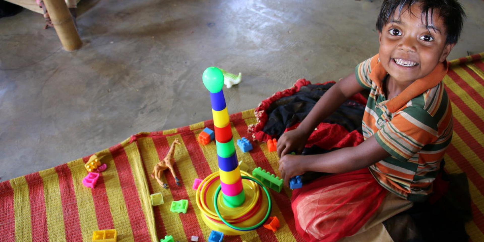 Una bimba gioca con le costruzioni nel campo profughi di Cox Bazar, Bangladesh