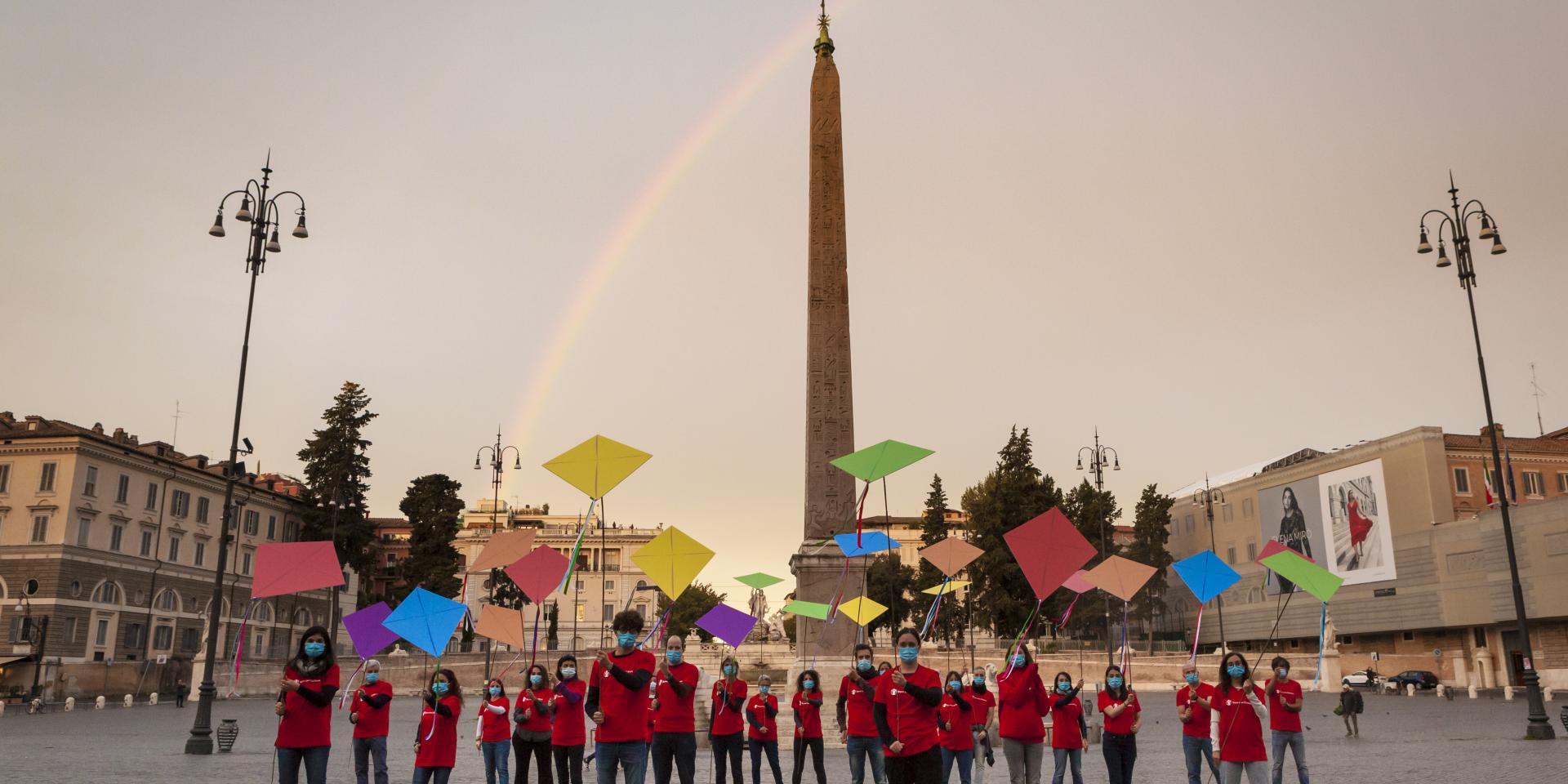 Lo staff di Save the Children, ciascuno con in mano un aquilone volteggiante, radunati in piazza a Roma per chiedere aiuti umanitari e protezione per i bambini in Afghanistan