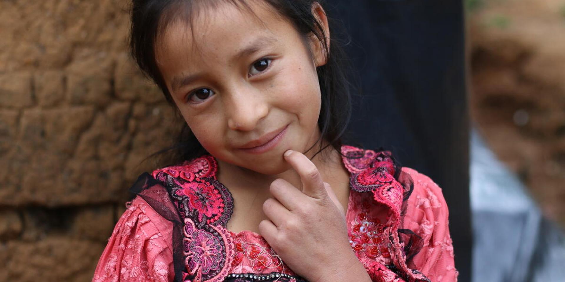 Paula, in Guatemala, ha perso la casa e il raccolto durante un ciclone del 2020. Save the Children supporta lei e la sua famiglia fornendo kit igienici, cibo e cash transfer