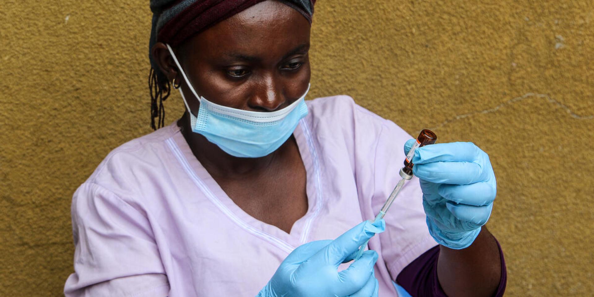 Una dottoressa della Repubblica Democratica del Congo si prepara a vaccinare contro il morbillo durante una campagna di vaccinazione promossa da Save the Children