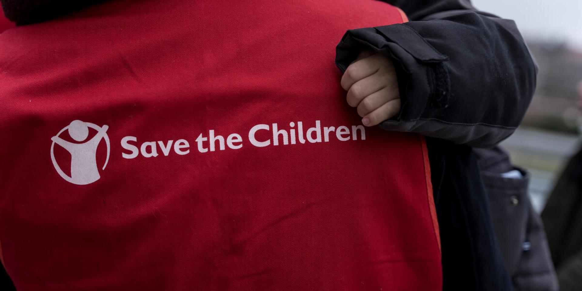 Un operatore di Save the Children soccorre un bambino nell’ambito dell’intervento di accoglienza in Italia di profughi ucraini