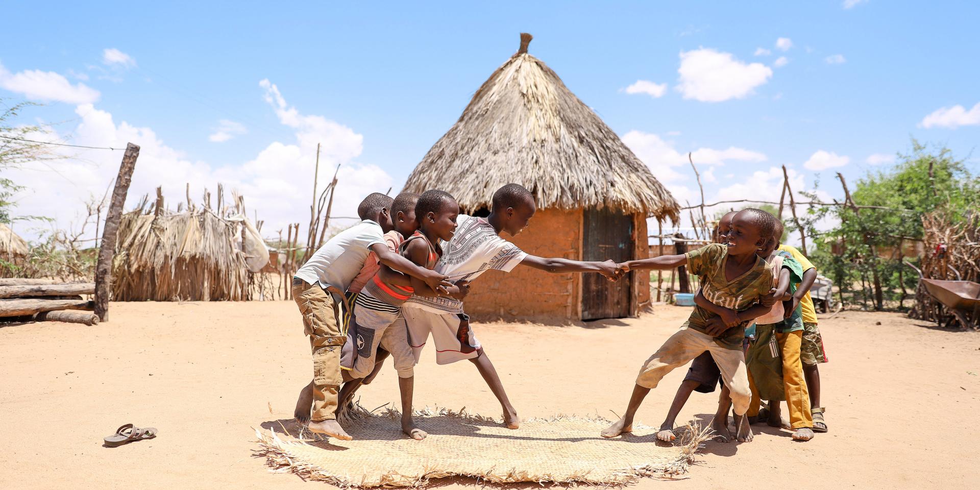 Un gruppo di bambini gioca al gioco della corda in un villaggio in Kenia