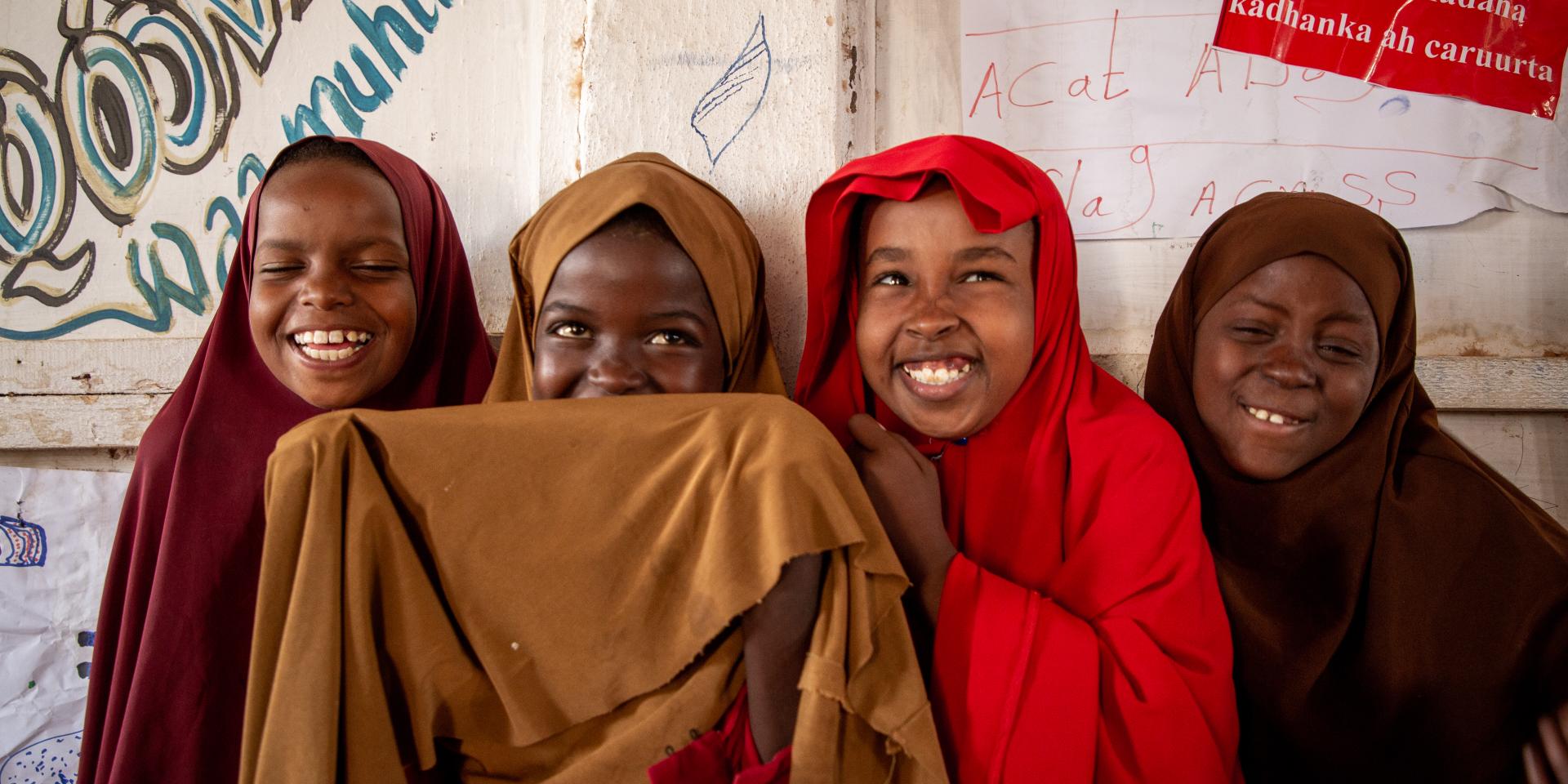 4 bambine sorridono all'interno di uno Spazio a Misura di Bambino in Somalia