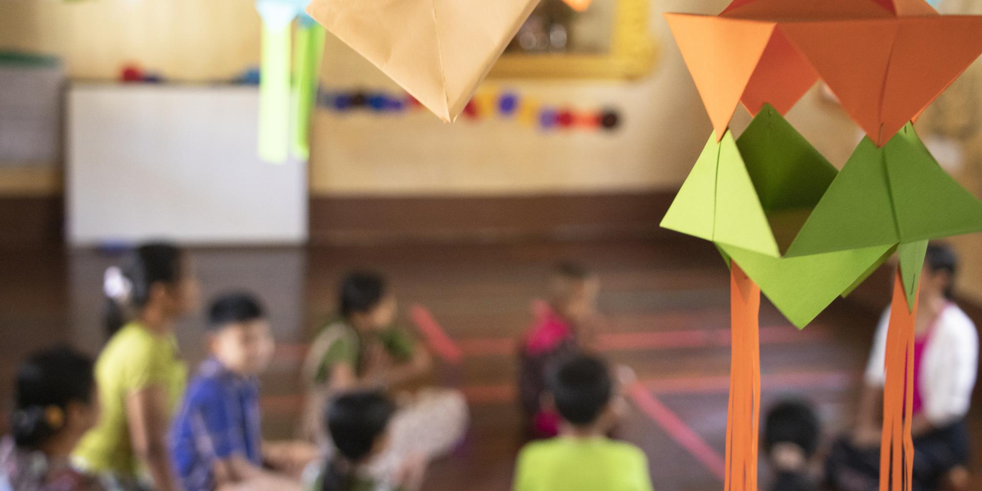 Bambini che giocano in un centro di Save the Children, Myanmar