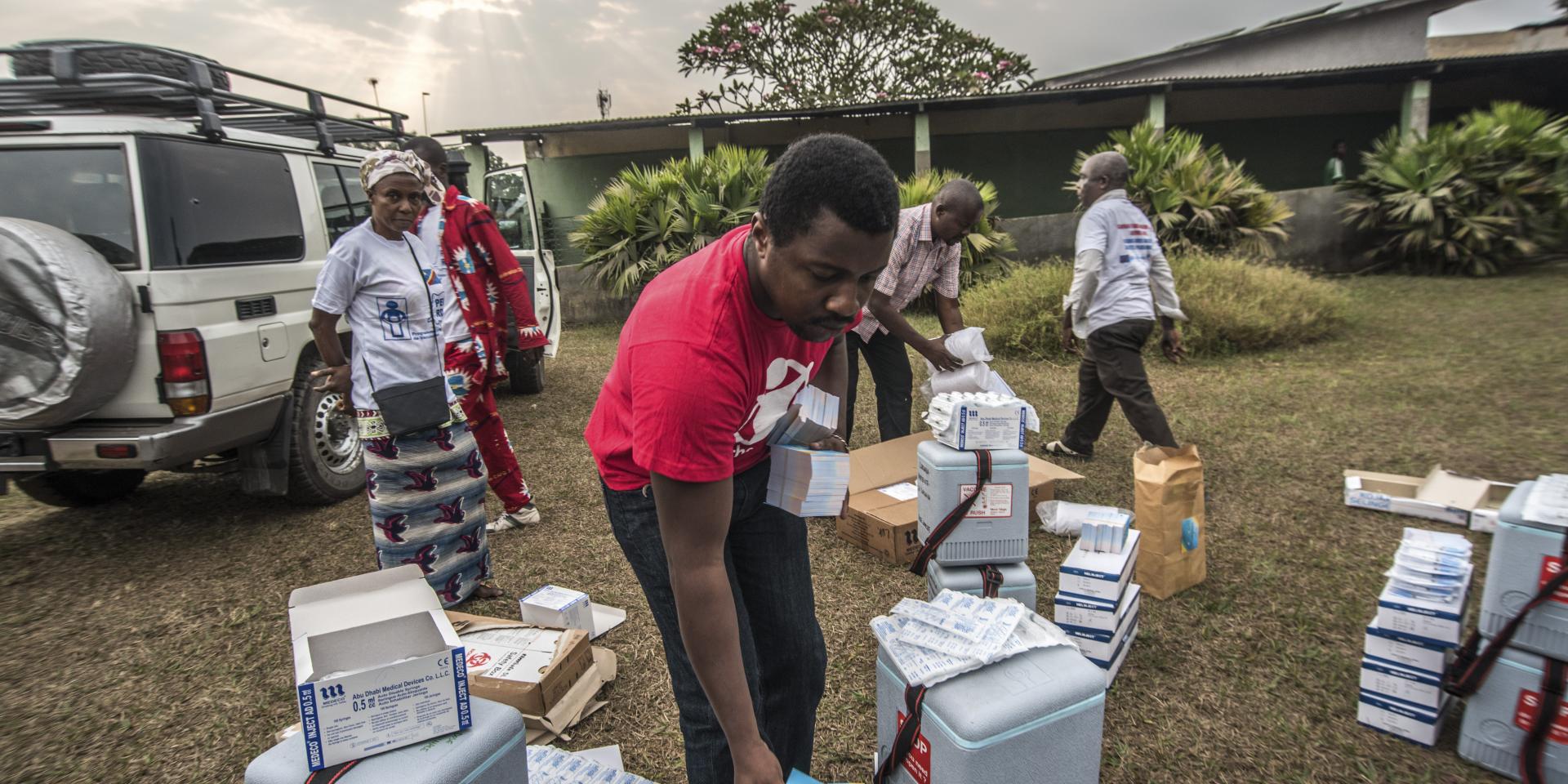 Un operatore di Save the Children aiuta nella distribuzione dei vaccini contro la febbre gialla, in Kenya.