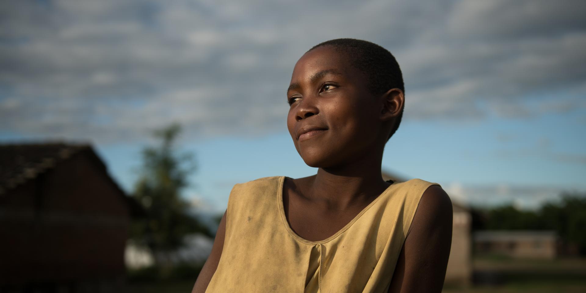 Una bambina di 12 anni guarda l’orizzonte, in un campo sfollati in Malawi dove è arrivata con la sua famiglia a causa del ciclone Ana.