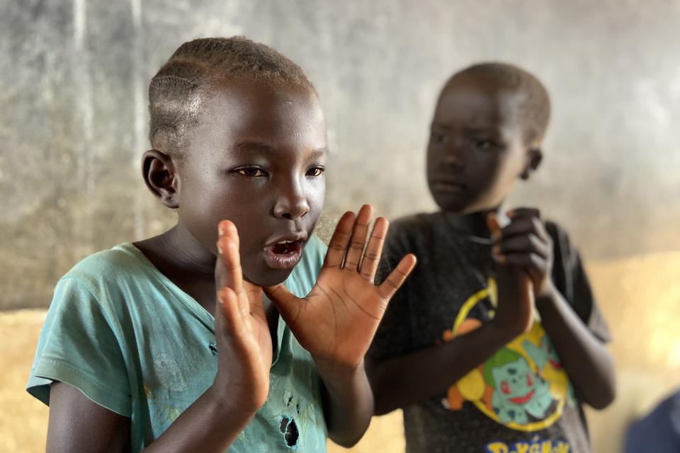 Una bambina parla durante una lezione in uno dei centri per la prima infanzia in un campo profughi in Uganda