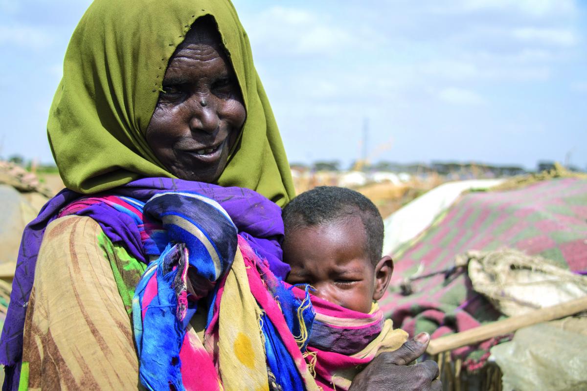 Una mamma con il suo bambino in braccio, in Etiopia