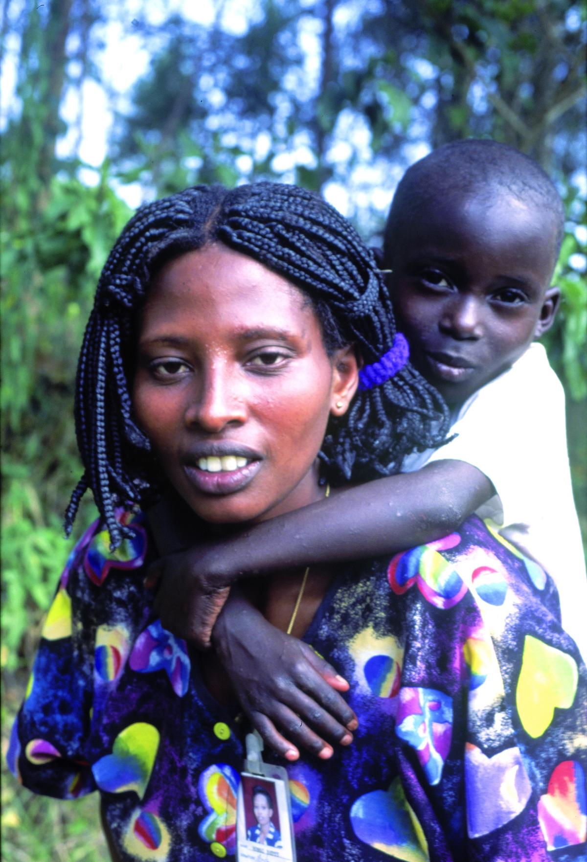 Una mamma ruandese con il suo bambino sulle spalle