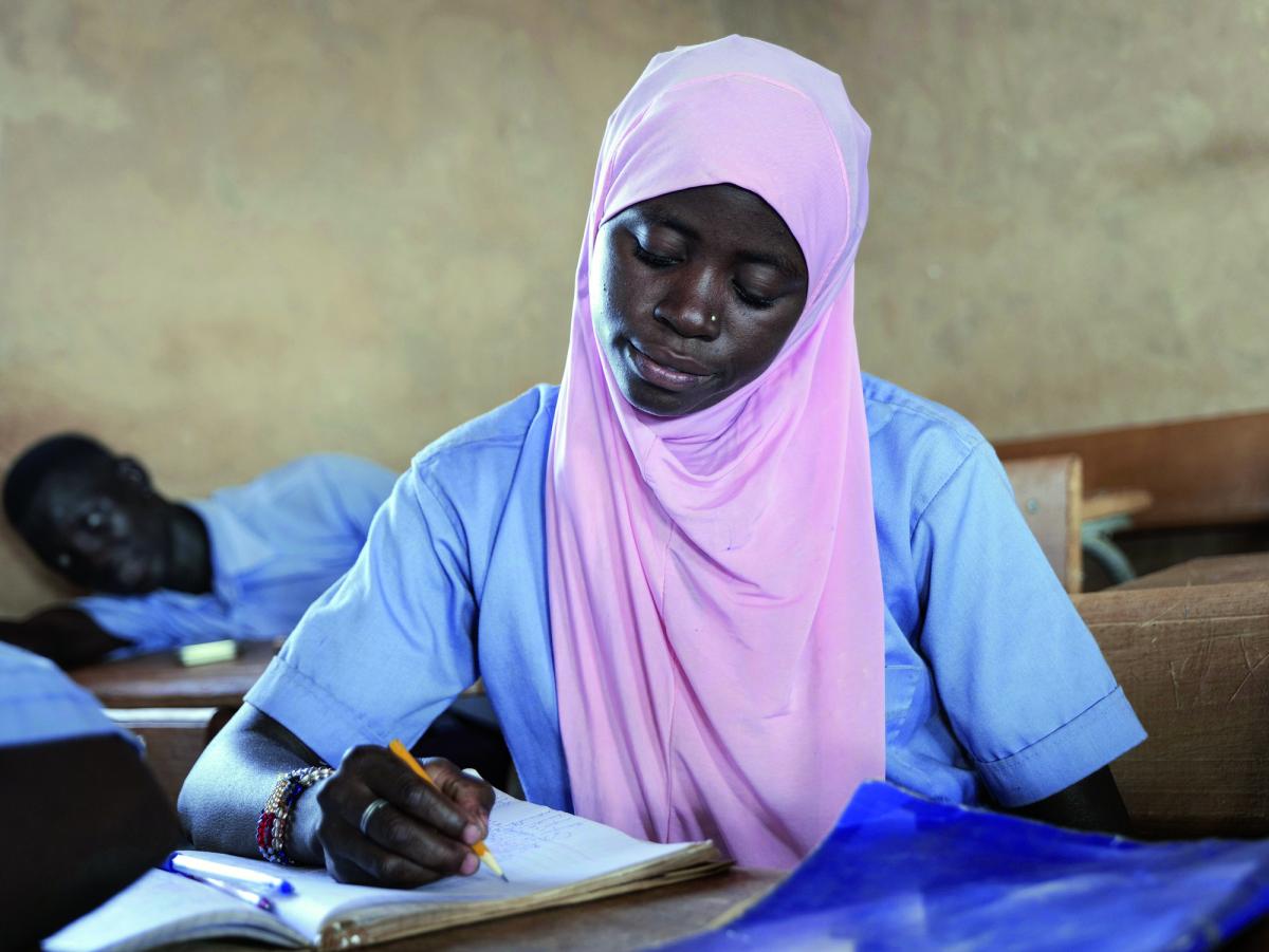 Samira, 14 anni, fotografata tra i banchi della sua scuola a Yatenga, Burkina Faso
