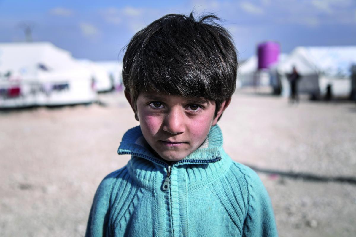 Primo piano di un bambino siriano in un campo profughi