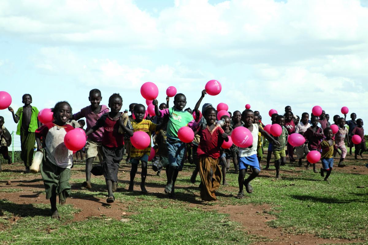 Bambini con i palloncini simbolo della campagna contro la mortalità infantile
