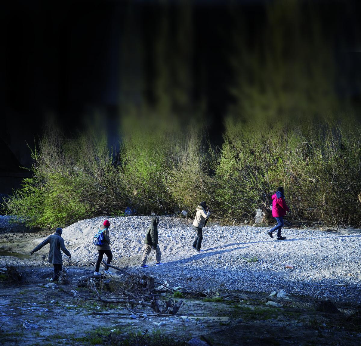 Un gruppo di migranti minorenni cerca di attraversare un fiume nei pressi di Ventimiglia (IM)
