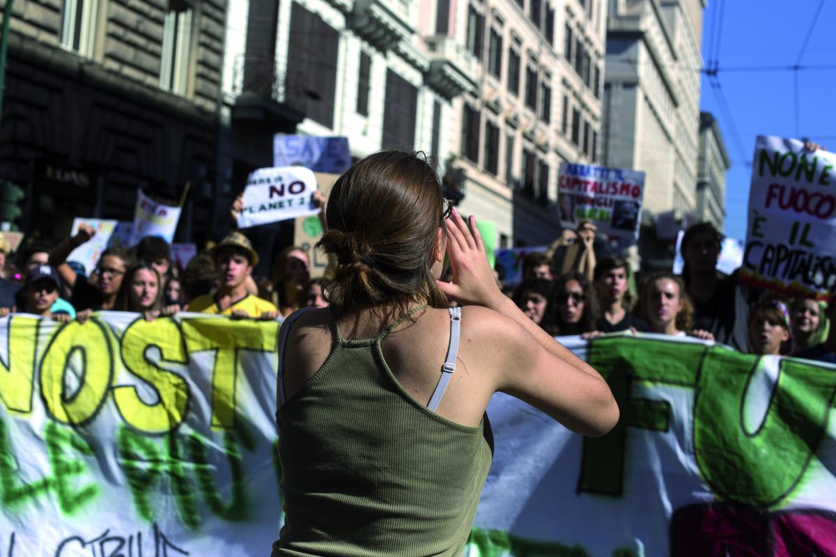 Ragazza che urla slogan durante il Global Strike for Future a Roma