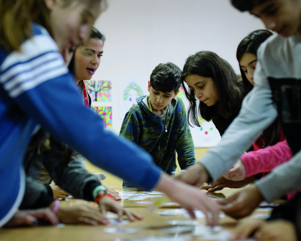 Alcuni bambini impegnati in attività ludico-educative che prevedono la metodologia HEART (Cura ed Educazione attraverso l’Arte, Healing and Education through the Arts) in un centro per famiglie di Bihać, alcune settimane prima di essere inseriti nelle scuole locali.