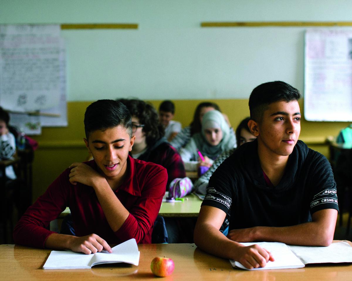 Amir, 14 anni, siede in classe di fianco a suo fratello gemello Hassan, nella sua scuola nella regione di Bihac, in Bosnia