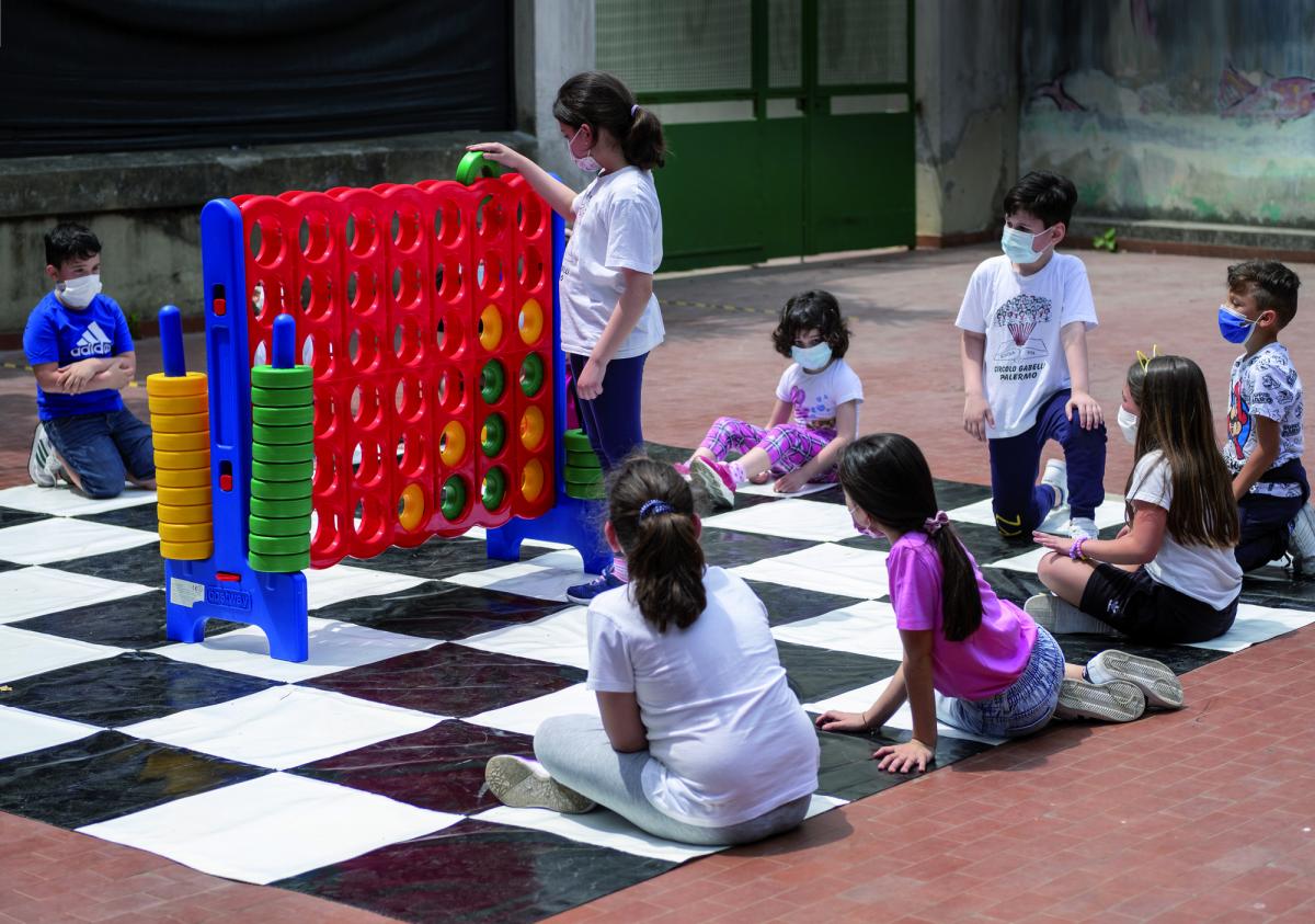Ragazzi che giocano durante un Consiglio Fuoriclasse presso una scuola di Palermo, quartiere Zisa