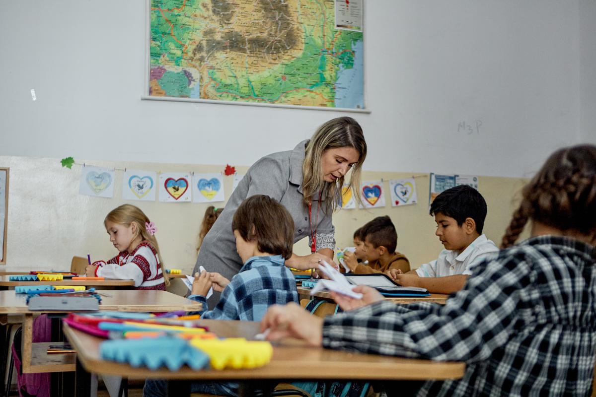 Un’operatrice di Save the Children durante un’attività con i bambini ucraini in una scuola della Romania