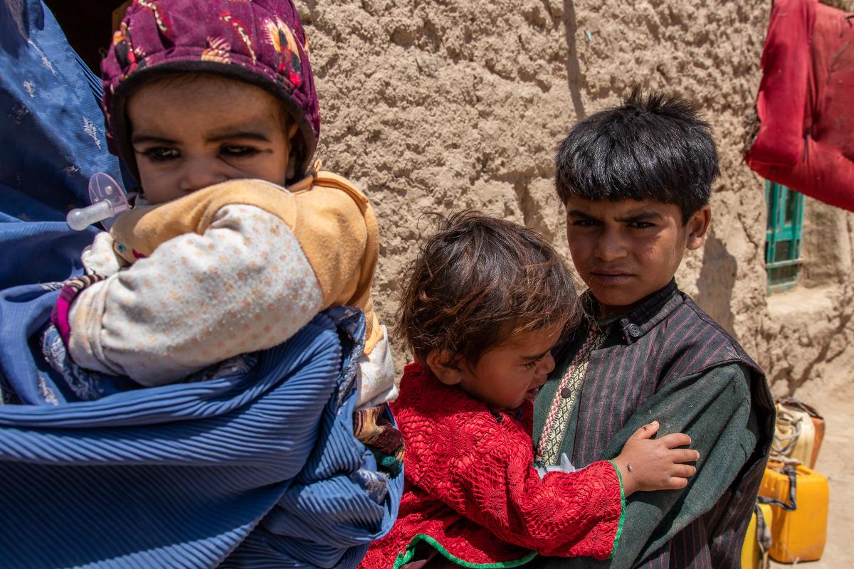 Sonia fuori dalla loro casa nella provincia di Faryab, Afghanistan