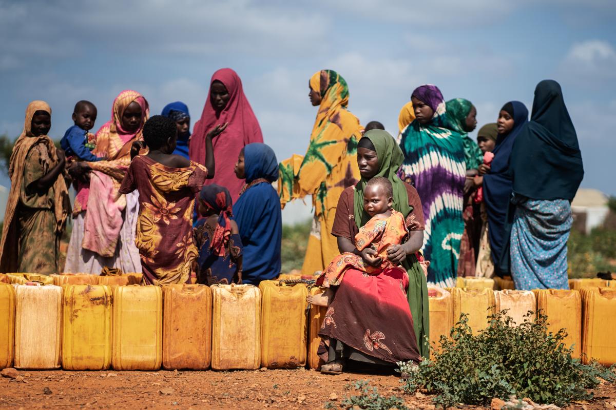 Un gruppo di donne e bambini in fila per comprare l'acqua a Baidoa, in Somalia