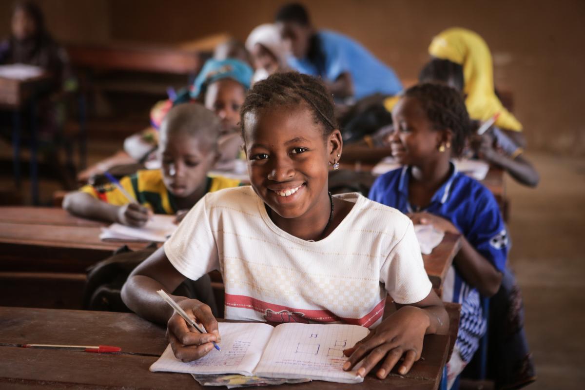 Un ritratto di Aissata, 11 anni, a scuola nella regione di Mopti, Mali