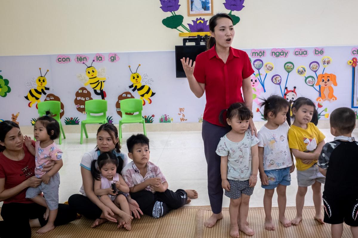 Bambini e insegnanti in una scuola